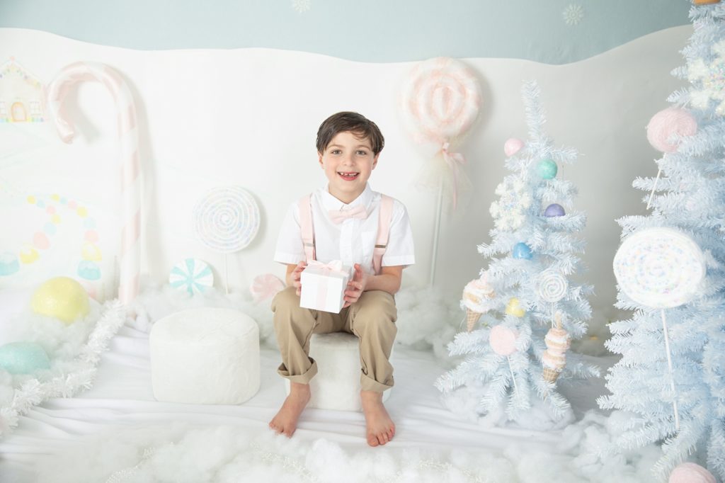 Sweet Christmas Minis 2022 boy on marshmallow holding a gift
