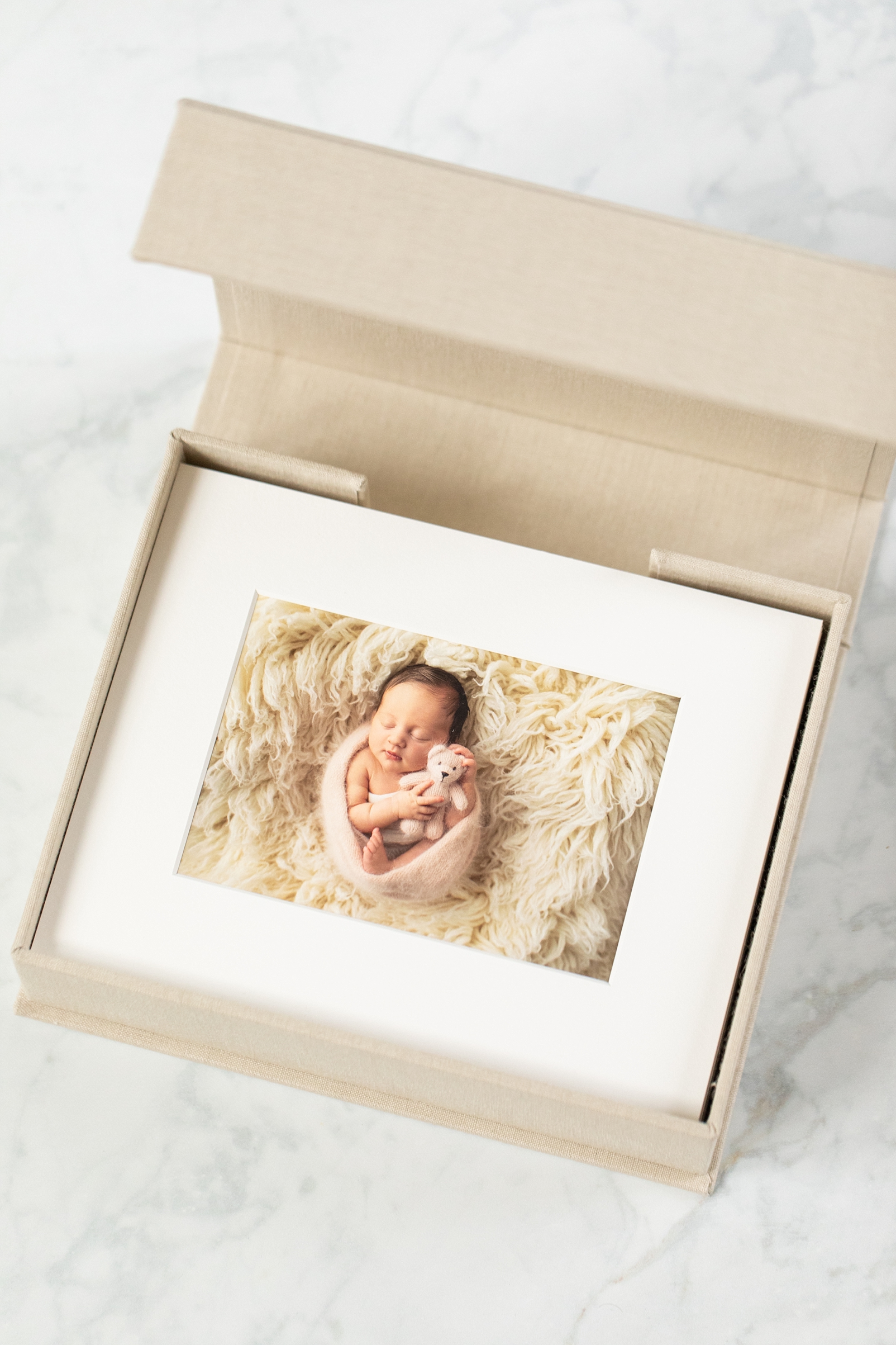 Matted print box with linen cover and magnetic closure with a matted print